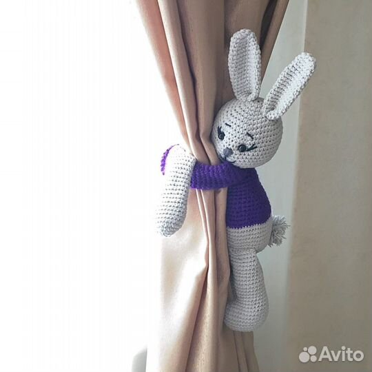 Держатель для штор. Вязанный зайка