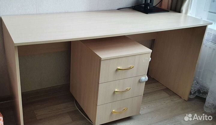 Компьютерный стол с тумбой