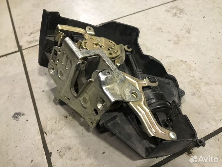 Замок двери задний левый mercedes W210 W202