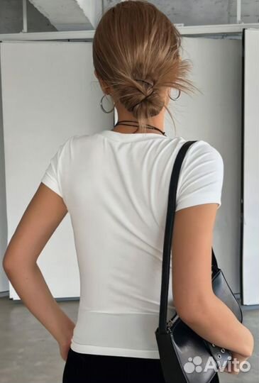 Футболка с глубоким декольте