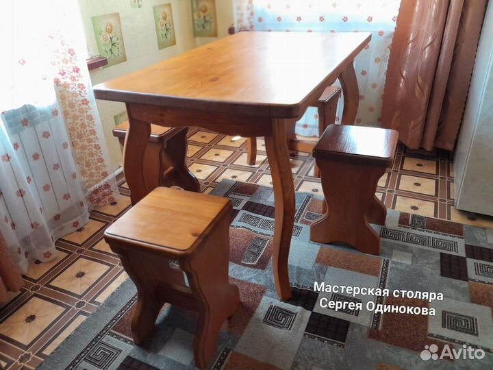 Стол с табуретками