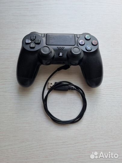 Продам белую PS4 PRO бу