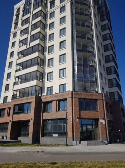 Витринные окна и отличный дом