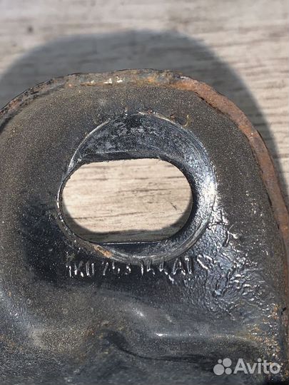 Кронштейн глушителя Skoda Octavia A5