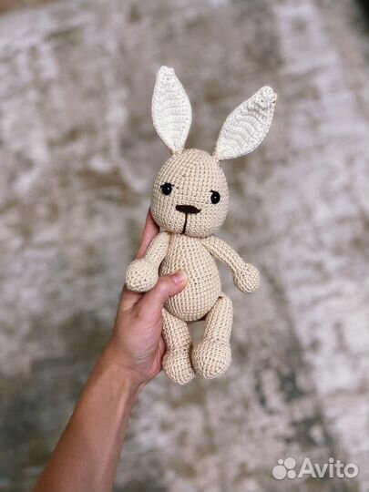 Вязанная игрушка зайка