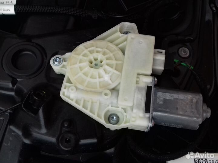 Мотор стеклоподьемника правой двери Мерседес 205