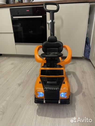 Машинка каталка с родительской ручкой