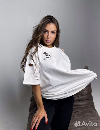Футболка рванка с фурнитурой
