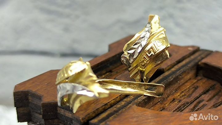 Золотые серьги 583 пробы массой 2.7 грамма