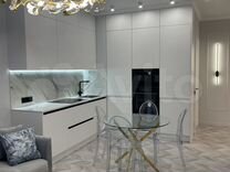 Человек поднимается по лестнице. Пешком на 7 этаж. Человек на ступеньках. Человек на ступеньках. Подъем по лестнице.