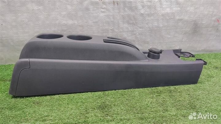 Консоль центральная (без подлокотника) Nissan Tii