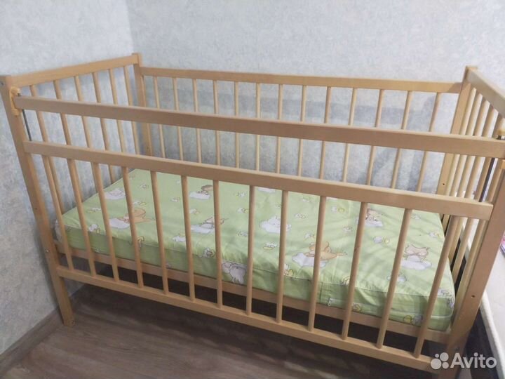 Детская кроватка с универсальным маятником