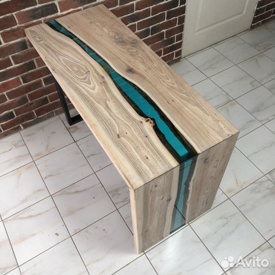 Стол из смолы