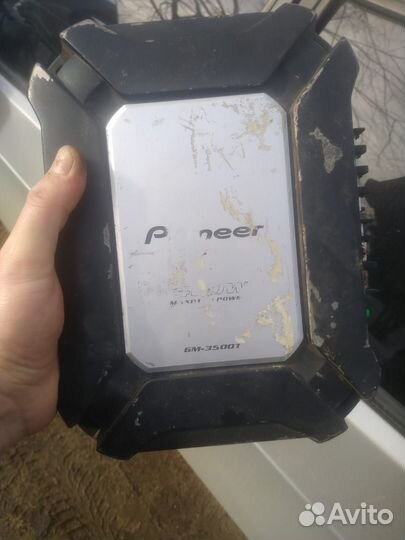 Сабвуфер и усилитель в автомобиль