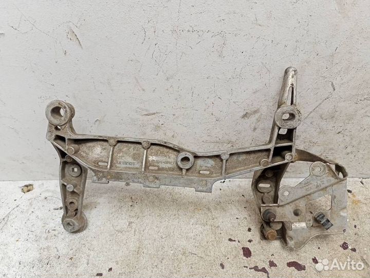 Кронштейн компрессора пневмоподвески 7L0616879