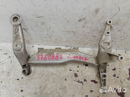 Кронштейн компрессора пневмоподвески 7L0616879