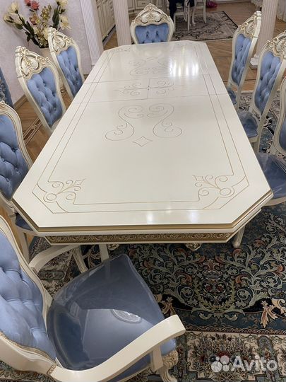 Стол и стулья