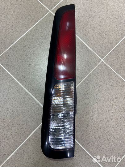 Фонарь задний левый Nissan Cube 1999 г