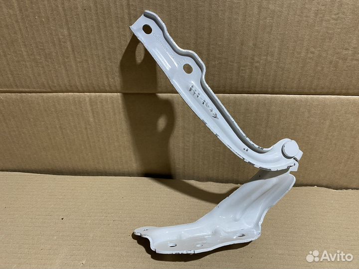 Петля капота правая Skoda Octavia A7 5E0823302