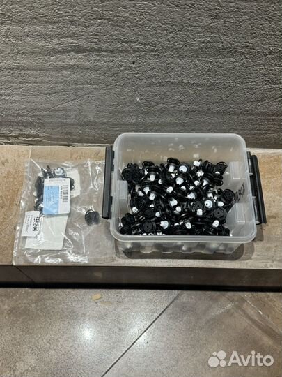 Фиксатор audi 3CN868243