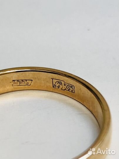 Золотое обручальное кольцо