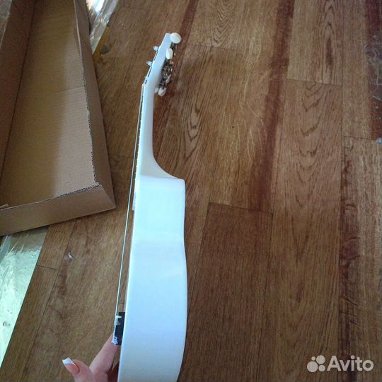 Белая Укулеле