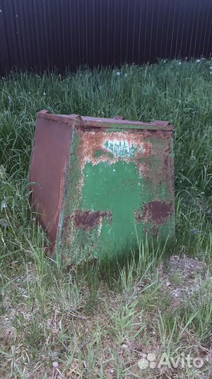 Уличный мусорный бак