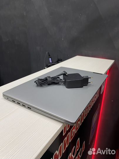 Ноутбук Lenovo i3-8130 8GB DDR4 SSD m2 120GB