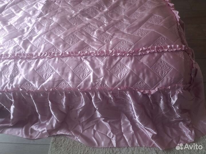 Покрывало на кровать и две наволочки