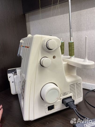 Коверлок Merrylock 011