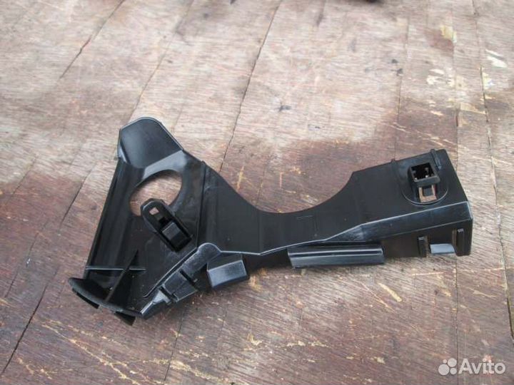 Крепление бампера переднее левое Toyota Corolla