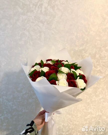 Мыльные розы белые и бордовые