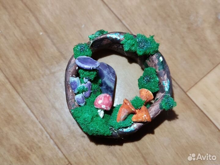 Украшение из глины