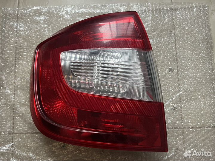 Фонарь левый Skoda Rapid