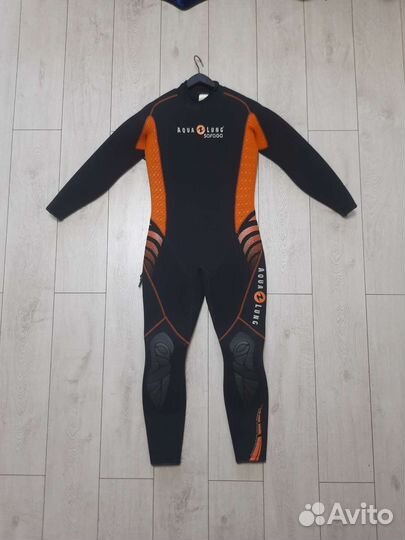 Гидрокостюм мужской, шлем, перчатки