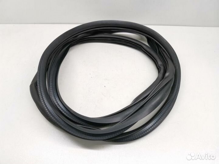 Уплотнительная резинка задняя правая Mitsubishi