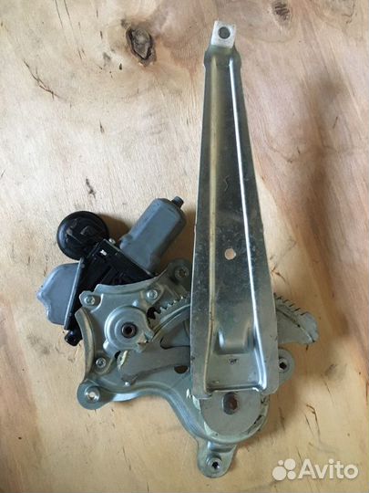 Стеклоподъемник задний правый Toyota Camry AVV50