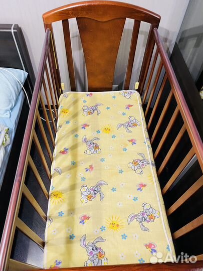 Кроватка детская с маятником, выдвижным ящиком