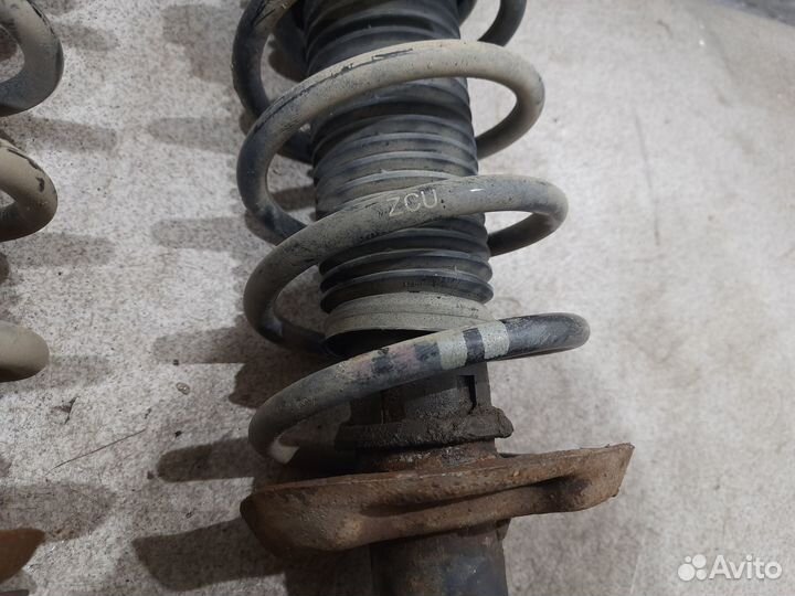 Передняя стойка в сборе для 1.4 Volkswagen Jetta 6