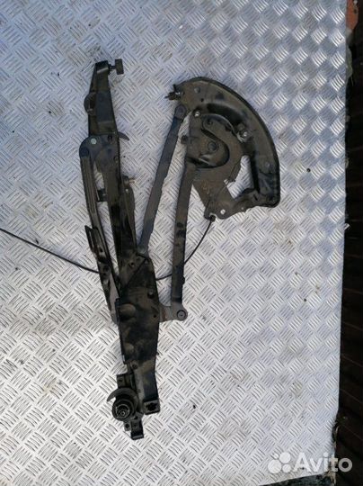 Петля крыши прав. Volkswagen Eos