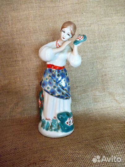 Статуэтка Калинонька девушка с калиной. Полонне