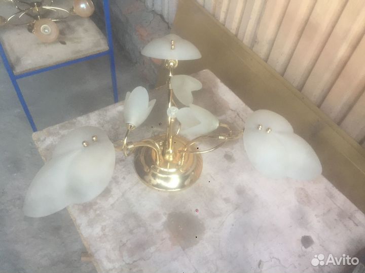 Продам люстру