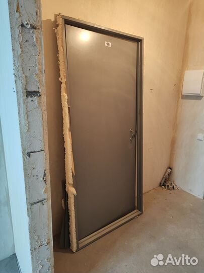 Дверь деревянная от застройщика