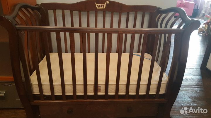 Детская кроватка из натурального дерева,с матрасом