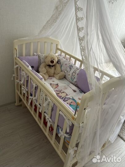 Детская кроватка с маятником