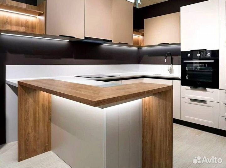 Кухня с каменным островом