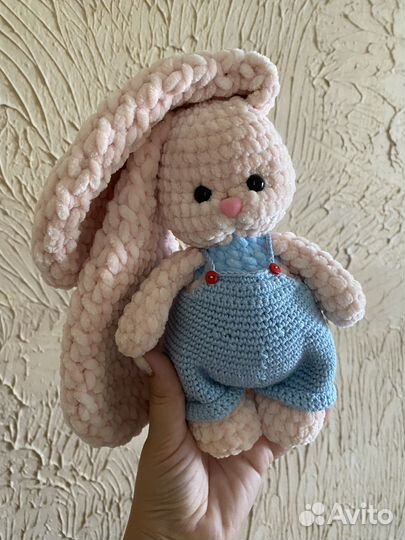 Вязаный зайчик в платье