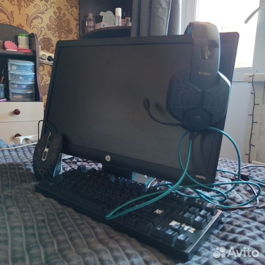 Набор наушники, клавиатура и мышь