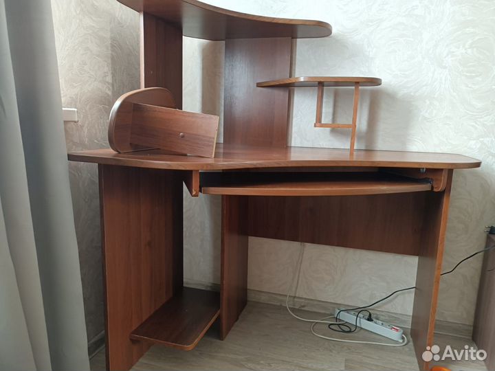 Угловой компьютерный стол