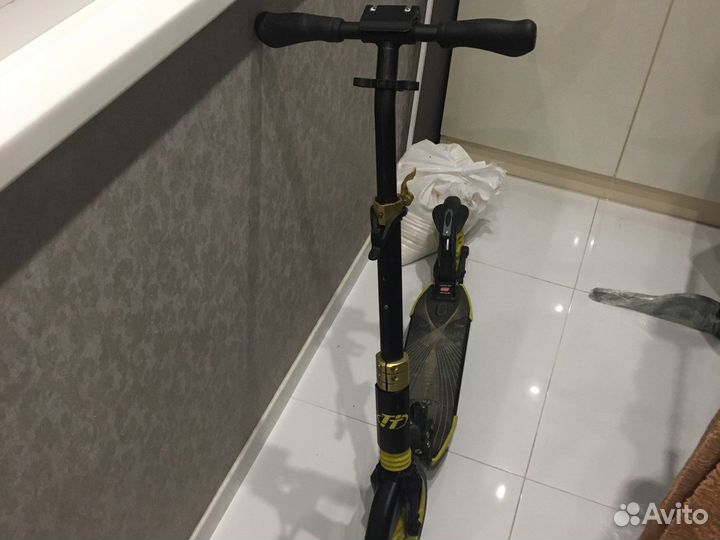 Самокат (черно-желтый)